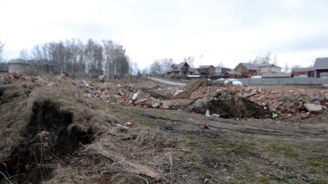 Завалили строительным мусором берег Гуменки в Бердске