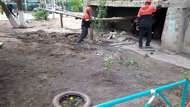 В Астрахани жители дома пр.Ворбъёва,12к.2 дождались замены ржавых труб на новые