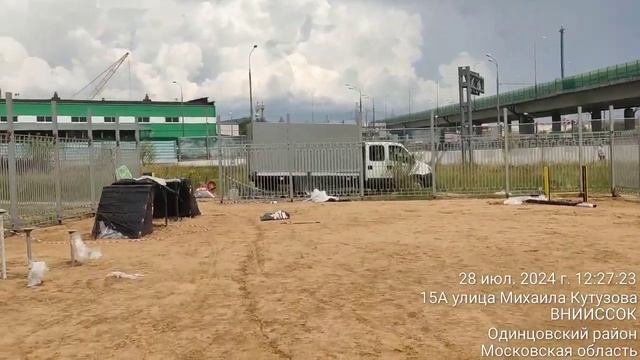 Заканчивается строительство площадки для выгула собак рядом со зданием УК(МК15а). См.также описание