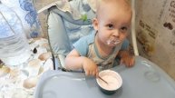 малыш в 1год и 3мес.ест сам творожок