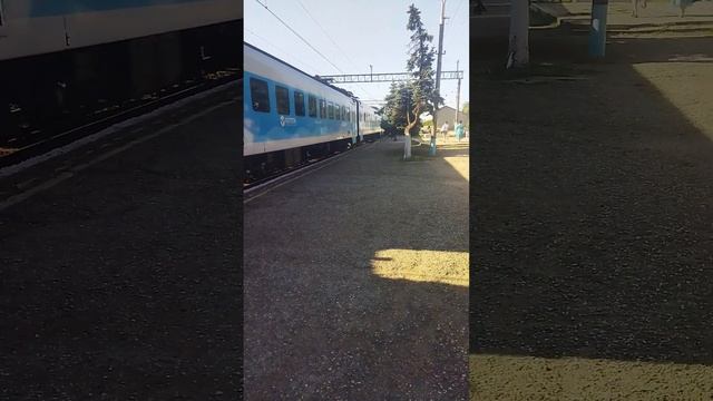 Электропоезд сообщением Евпатория-Курорт - Севастополь отправляется со станции Остряково.
