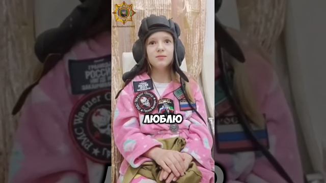 Маленькая патриотка: девочка с мамой поддержала военных, купила пончо и конфеты.