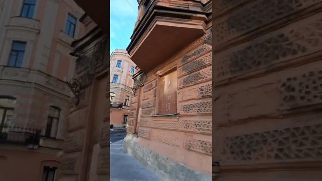 Узкое здание Санкт-Петербурга