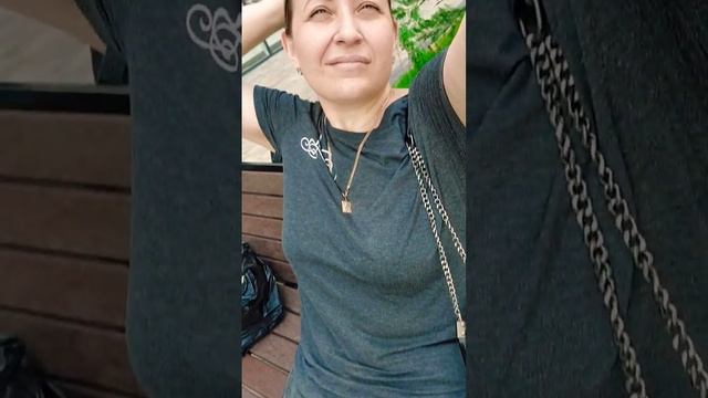 сижу возле подъезда. очень большой шум, так как все делают ремонт. Любимово