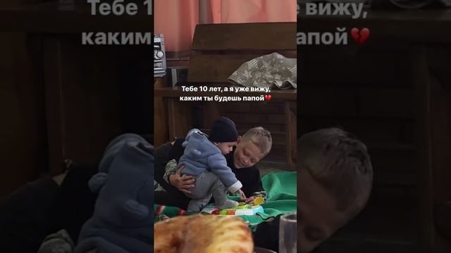 Михаил находит общий язык со всеми малышами🥲