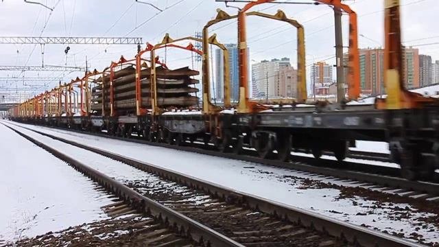 ВЛ10У-795 (РЖД/Окт, ТЧ-21 Волховстрой) с грузовым поездом и перегоняемым составом путевой техники