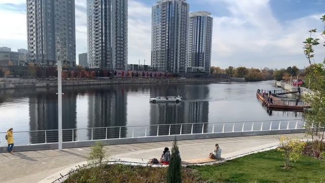 Дніпровська набережна. Лівий берег. Парк біля ТРЦ River Mall