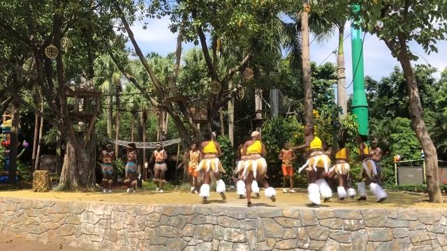 Kenyan warriors performing in Chimelong Safari Park