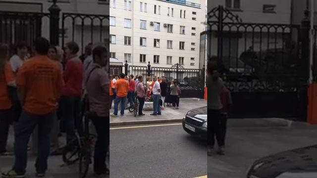 Дольщики ЖК Царицыно возле здания где прошло совещание в МКСИ 19.07.2017.