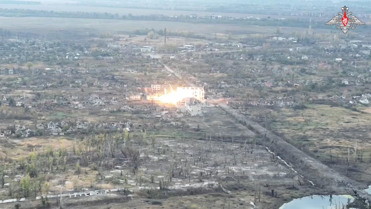 Минобороны показало сброс авиабомбы по пункту дислокации ВСУ в Волчанске