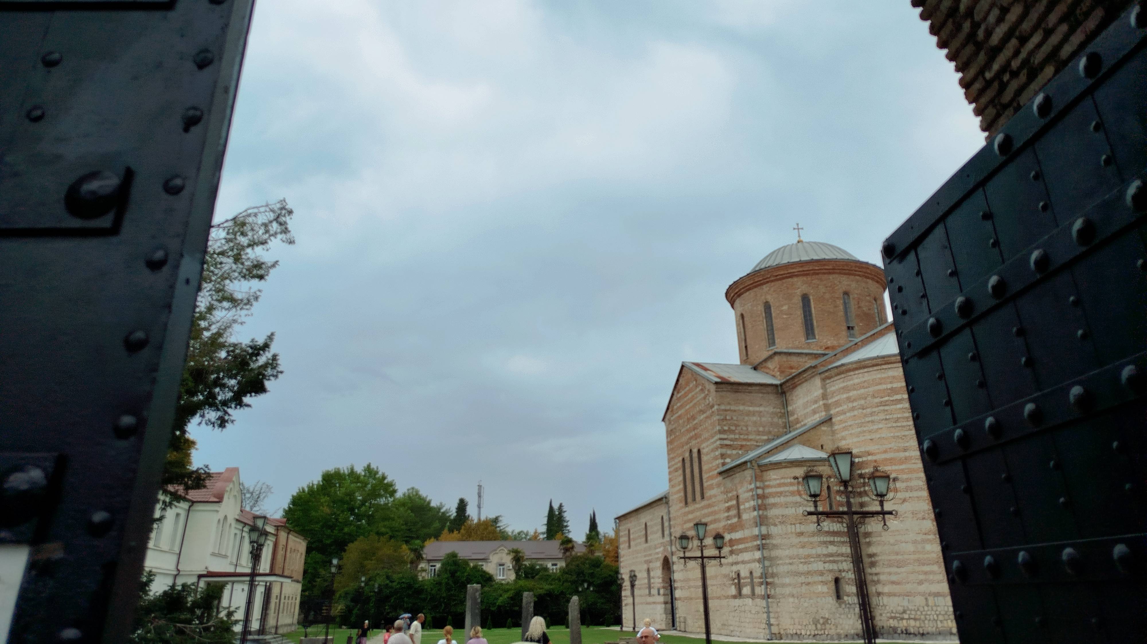 Заглянем в Пицундский храм X века