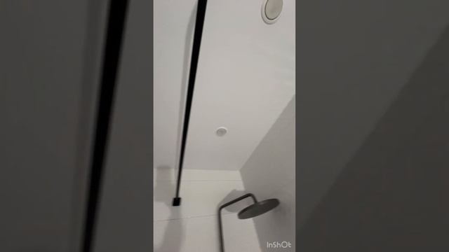 Монтаж натяжного потолка стандартное примыкание на вставке в санузле. Освещение светильники gx 53