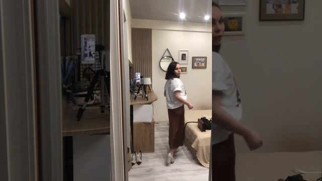 Как стильно и актуально заправлять рубашки, футболки, джемпера