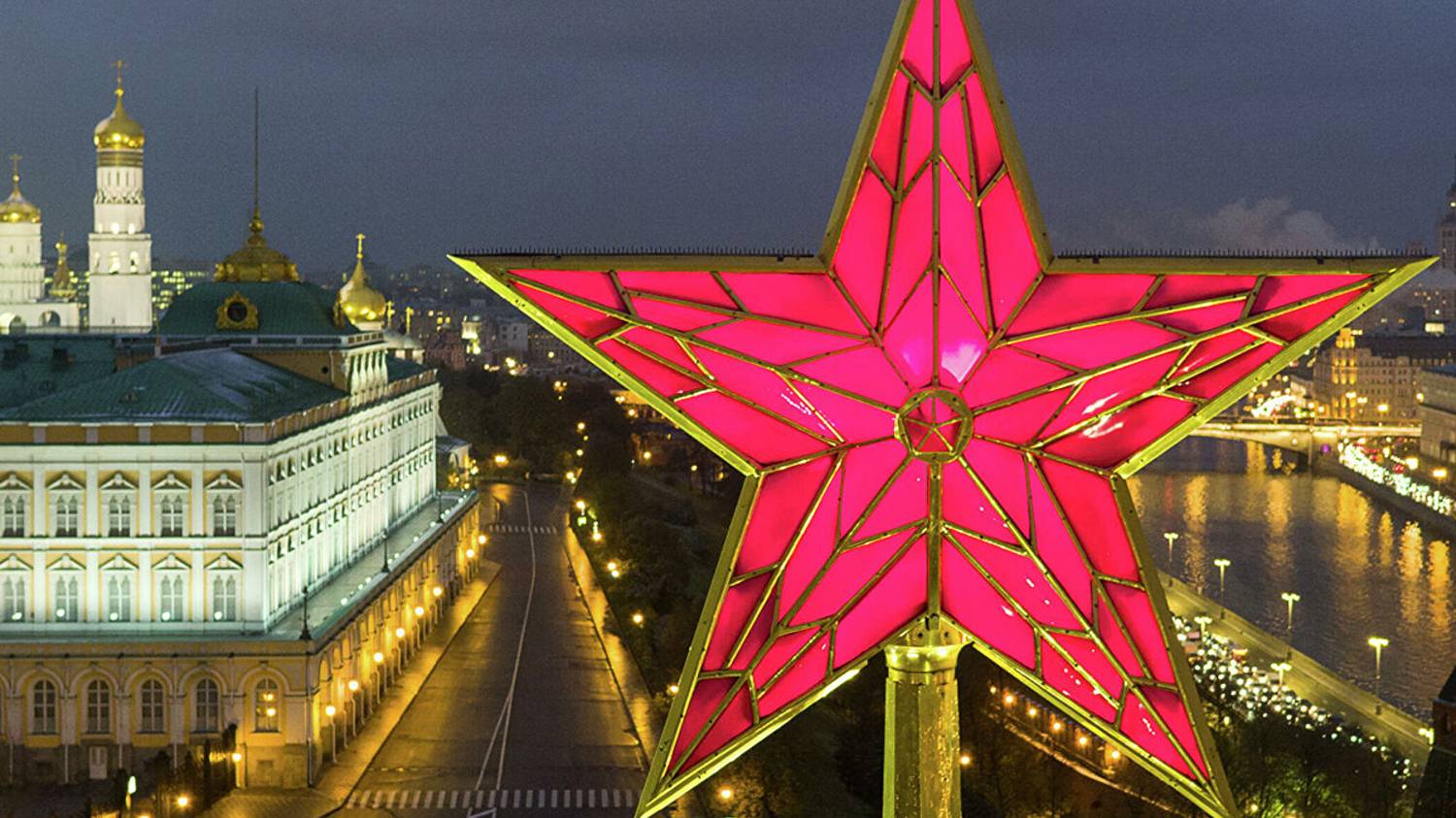 Первая пятиконечная звезда на Спасской башне Московского Кремля