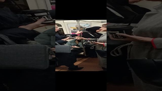 Губастые кофеманки в метро