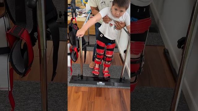 Миото тренируется ходить в ортезах