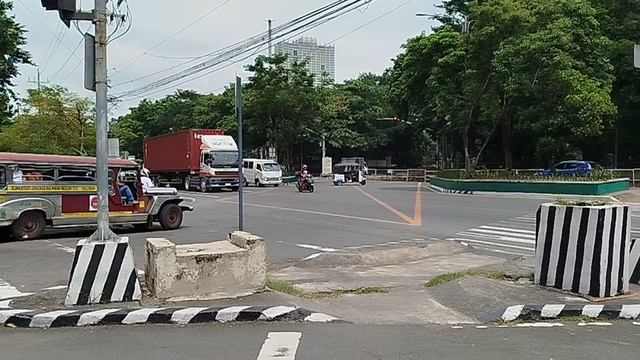 На перекрестке в Маниле: оживлённая движуха, джипни и гудки автомобилей. Филиппины