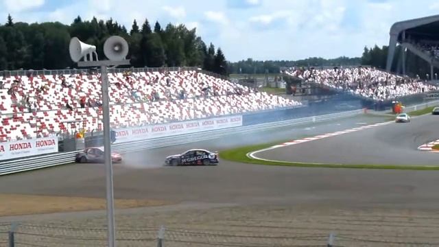 столкновение во 2-й гонке российского этапа WTCC 2013