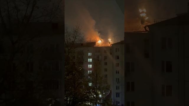 🔥Крыша 8-этажного дома загорелась на Ленинском проспекте🔥