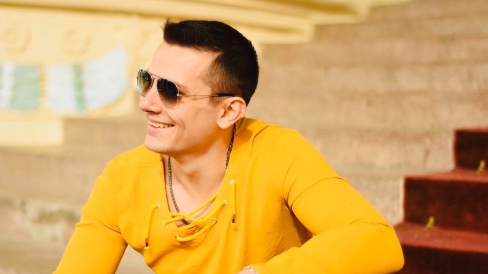 Я руки твои целовал