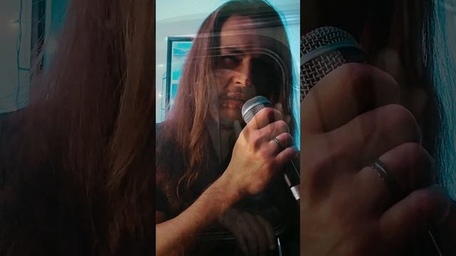 Чем пахнет микрофон, по мнению вокалиста группы Salierika #сезонконтентаRUTUBE