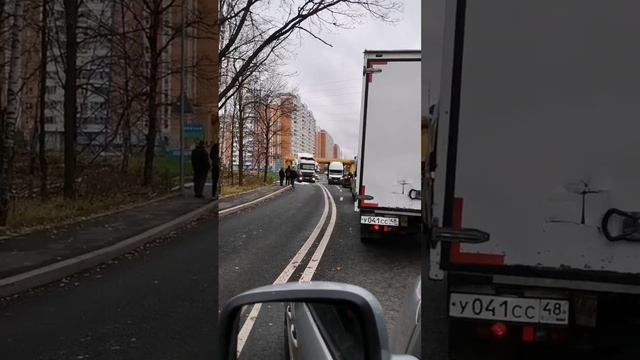 🚚В Новой Москве под Щербинкой фура протаранила металлическую трубу и застряла под ней🚚