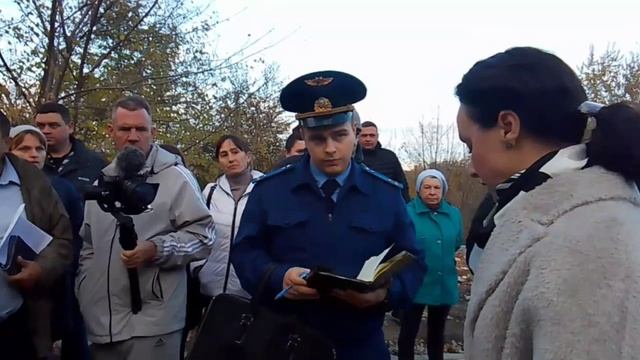 Жителей домов в Юбилейном соседи заблокировали бетонными блоками и шлагбаумом