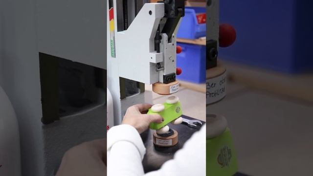 Деревянная машинка "Салатовая с пассажиром", купить www.Grimmstoys.ru