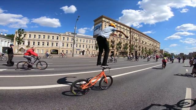 велопарад 2019 москва / жесткое падение с велосипеда прямо на дороге