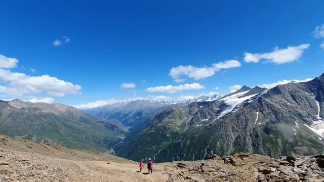 Приэльбрусье.  На подходе к вершине Чегета.  Ледник Семерка прямо перед нами. Август 2024.