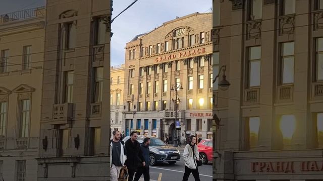 В солнечный осенний день у Гостинки. #tataanriпитер #невскийпроспект #гостиныйдвор