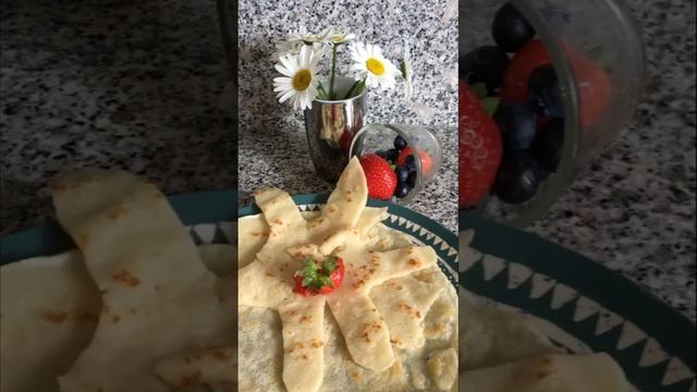 Pancake and strawberries   / Блин и клубника