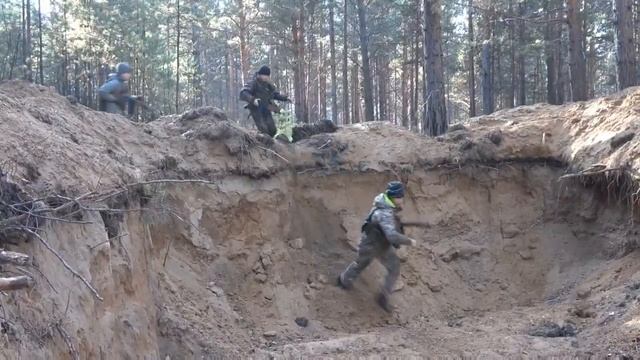 Солнце только успело взойти, а на полигоне уже кипит работа - ребята продолжают изучать основы военн