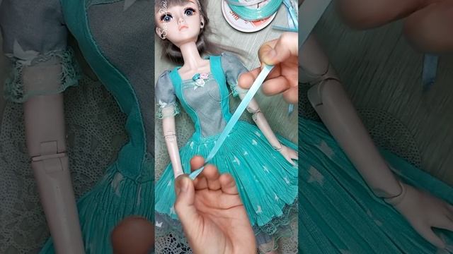 Декорирую платье для куклы. Шебби лента и розочки из атласной ленты. #куклы #кукольнаяодежда #платье