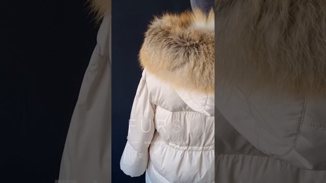 Видеообзор Пуховик LUX кремовый с мехом лисы полный капюшон, 115 см