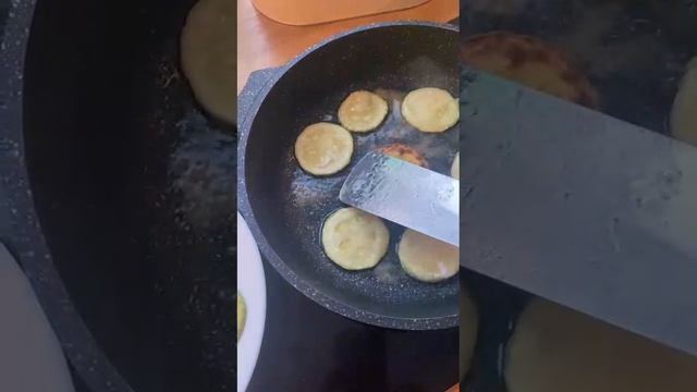 Жареный кабачок с чесноком и помидорами