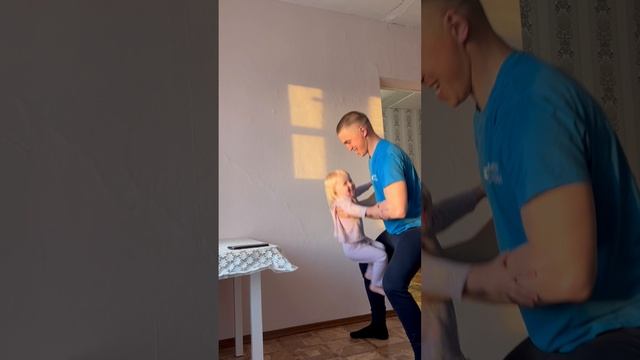 А вы бы прыгнули?) #доверие#папаидочка #семья #любовь #прыжок