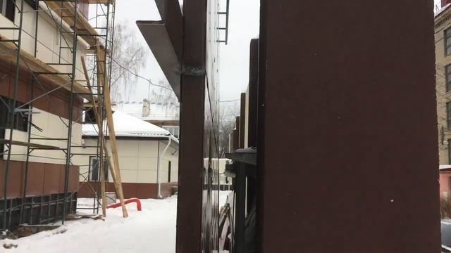 Большие тяжелые откатные ворота.