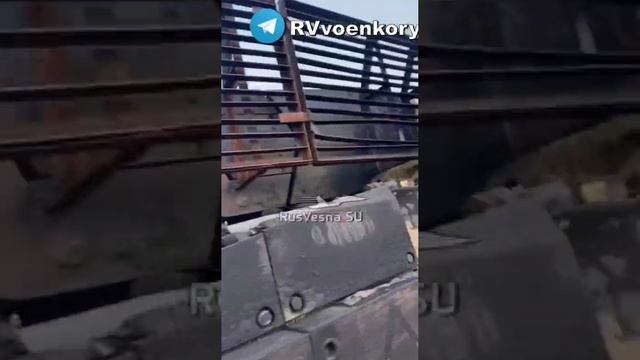 Бойцы ВС РФ добрались до Leopard 2A6 ВСУ, уничтоженного ударами FPV-дронов в Курской области.