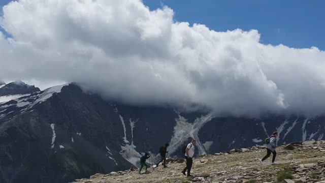 Приэльбрусье, Чегет. Видео снято чуть выше верхней станции канатной дороги.  Август  2024 г.