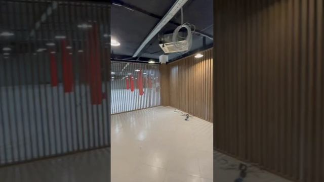 Поворотная перегородка 10 метров в авто салоне