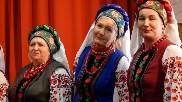 "Єднаймося, люба родино!", виконує Народний аматорський фольклорний ансамбль «Співучі Голоси»
