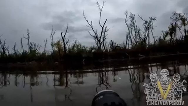 Герои-десантники преодолевают водную преграду на островах в дельте реки Днепр🪂-