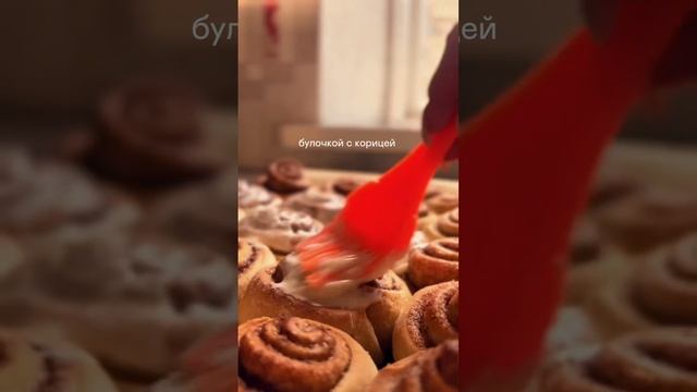 осень пахнет дождем на холодном асфальте, пряными специями в горячем чае и свежими страницами книг…