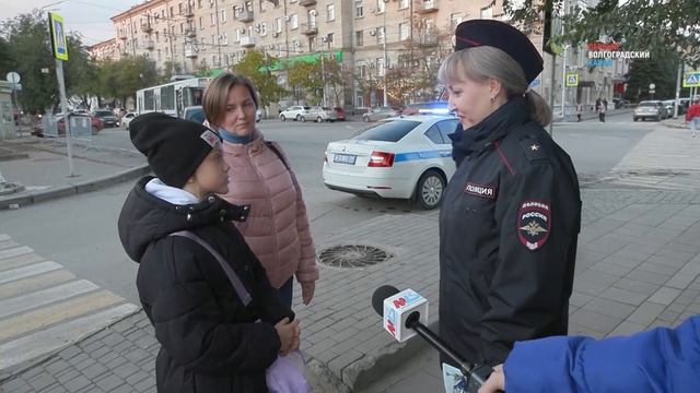 В Волгограде госавтоинспекторы рассказали пешеходам, как стать заметнее на дороге