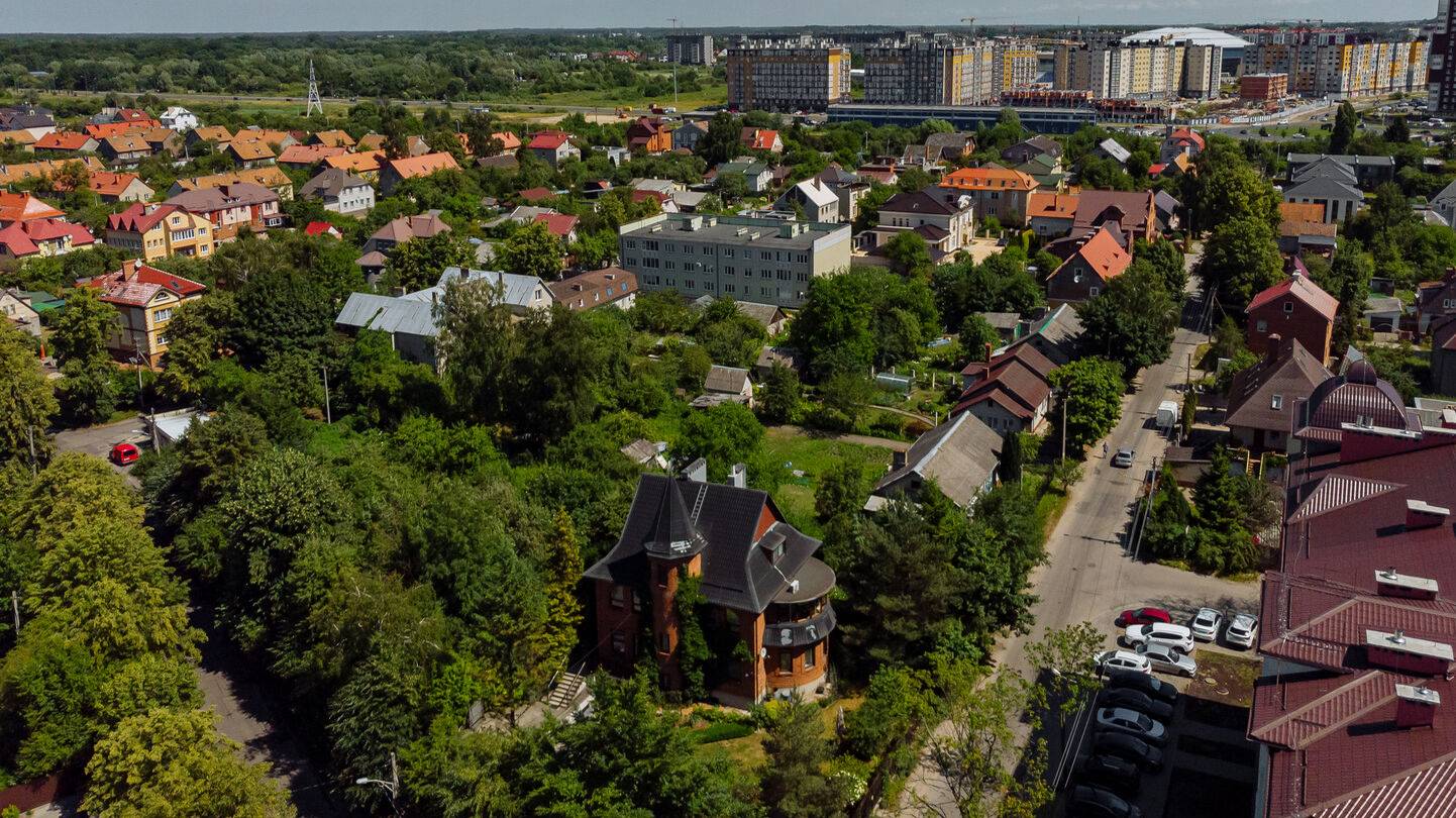 Дом-замок с красивым участком в центре Калининграда!