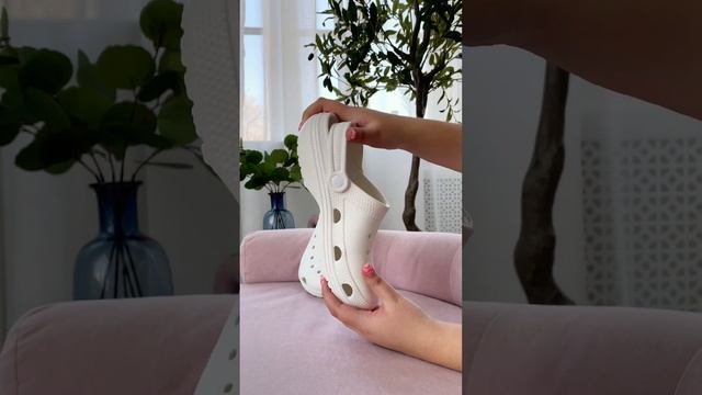 Белые кроксы с белой кнопкой