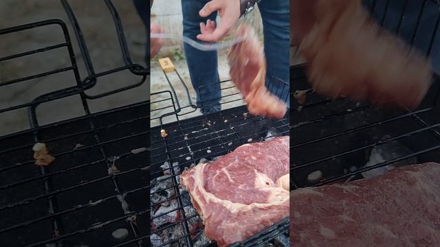 Как приготовить салат с овощами и говядиной на мангале