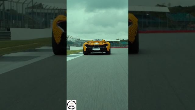 Ландо Норрис водит настоящий LEGO McLaren P1 в натуральную величину на трассе в Сильверстоуне 1