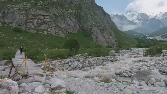 Безенги. Возвращаюсь в альплагерь, подвесной мост. Карачаево-Черкесия, июль 2022 г.